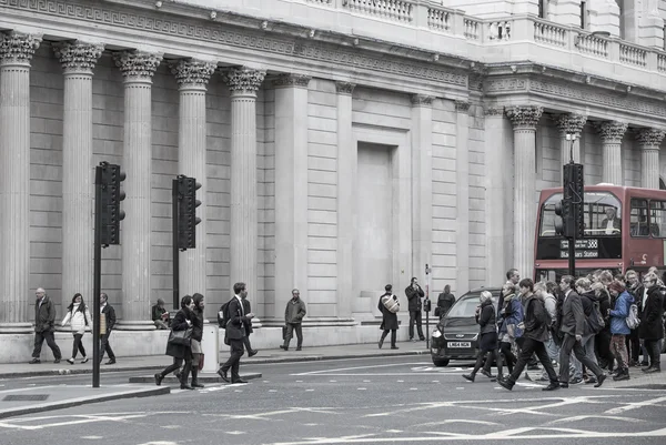 LONDRES, Pessoas que caminham pelo muro do Banco da Inglaterra — Fotografia de Stock