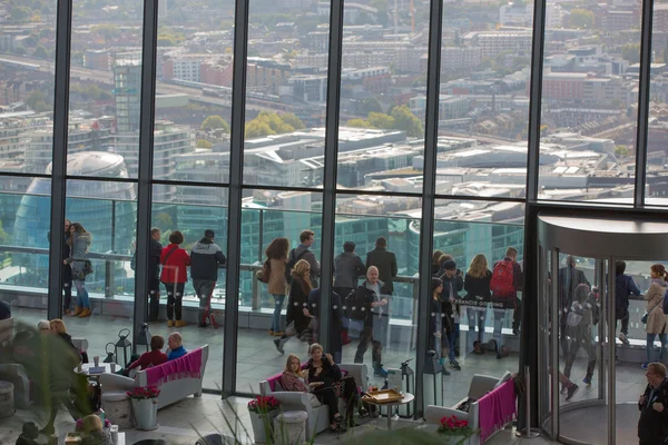 Az emberek a Sky Garden café, pihentető és beszélgetni. London, Egyesült Királyság — Stock Fotó