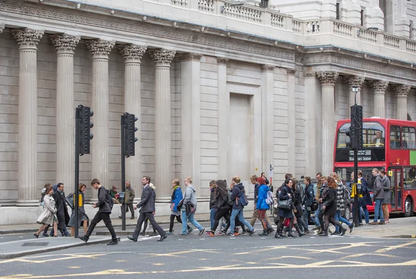 London, människor som vandrar genom Bank of England väggen — Stockfoto