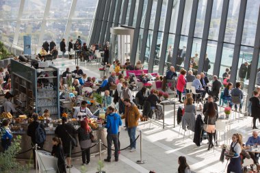 Sky Garden Cafe, rahatlatıcı ve sohbet insanlar. Londra, İngiltere