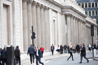Londra, İngiltere Merkez Bankası duvar tarafından yürüyüş insanlar