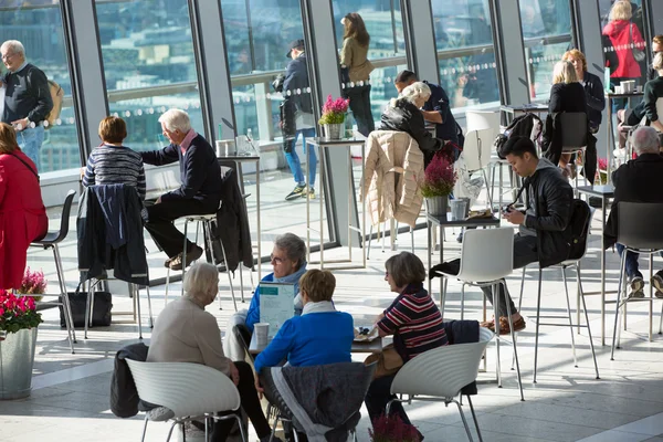 Les gens dans le café Sky Garden, se détendre et bavarder. Londres, Royaume-Uni — Photo