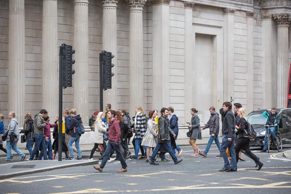 LONDRES, Pessoas que caminham pelo muro do Banco da Inglaterra — Fotografia de Stock