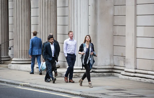 LONDRES, Gente caminando por el muro del Banco de Inglaterra — Foto de Stock