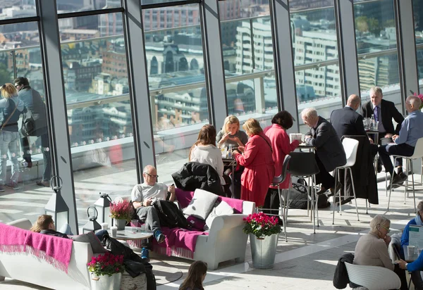 Les gens dans le café Sky Garden, se détendre et bavarder. Londres, Royaume-Uni — Photo