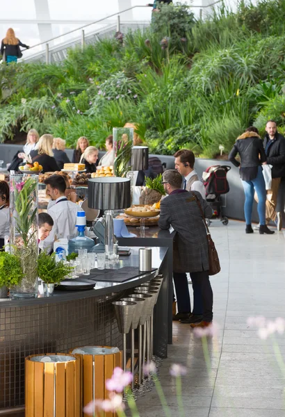 Mensen in de Sky Garden café, ontspannen en chatten. London, Verenigd Koninkrijk — Stockfoto