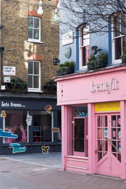 Londra, İngiltere - 23 Şubat 2021: Carnaby Caddesi, Londra 'nın başkenti Westminster' da yer alan bir alışveriş caddesidir. Ulusal tecrit sırasında Londra 'nın boş sokakları. Kapsamlı kısıtlamalar, sosyal mesafeler. 