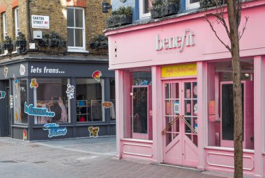 Londra, İngiltere - 23 Şubat 2021: Carnaby Caddesi, Londra 'nın başkenti Westminster' da yer alan bir alışveriş caddesidir. Ulusal tecrit sırasında Londra 'nın boş sokakları. Kapsamlı kısıtlamalar, sosyal mesafeler. 