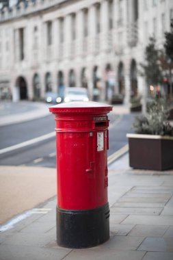 Londra, İngiltere - 23 Şubat 2021: Covid-19 tecrit sırasında Regent caddesindeki posta kutusu. İnsan yok, Londra 'nın boş sokakları.