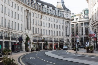 Londra, İngiltere - 23 Şubat 2021: Piccadilly Circus ve Regent cadde manzarası Covid-19 tecridi sırasında. İnsan yok, Londra 'nın boş sokakları.