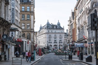 Londra, İngiltere - 23 Şubat 2021: Piccadilly Circus Theatre giriş blok görüntüsü Covid-19 tecrit sırasında. İnsan yok, Londra 'nın boş sokakları.