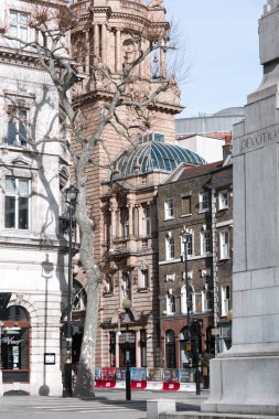 Londra, İngiltere - 23 Şubat 2021: Covid-19 tecrit sırasında yol manzarası Charing. İnsan yok, Londra 'nın boş sokakları.