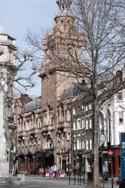 Londra, İngiltere - 23 Şubat 2021: Covid-19 tecrit sırasında yol manzarası Charing. İnsan yok, Londra 'nın boş sokakları.