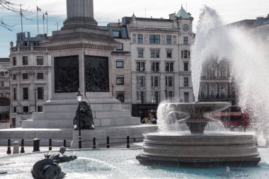 Londra, İngiltere - 23 Şubat 2021: Covid-19 tecrit sırasında Trafalgar Meydanı 'ndaki Ulusal Galeri Müzesi. İnsan yok, Londra 'nın boş sokakları.