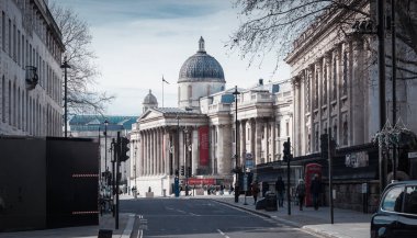 Londra, İngiltere - 23 Şubat 2021: Ulusal tecrit sırasında Londra 'nın boş sokakları. Kapsamlı kısıtlamalar, sosyal mesafeler. 