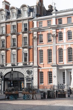 Londra, İngiltere - 23 Şubat 2021: Ulusal tecrit sırasında Londra 'nın boş sokakları. Kapsamlı kısıtlamalar, sosyal mesafeler. 