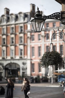 Londra, İngiltere - 23 Şubat 2021: Ulusal tecrit sırasında Boş Covent Garden Meydanı. Kapsamlı kısıtlamalar, sosyal mesafeler. 