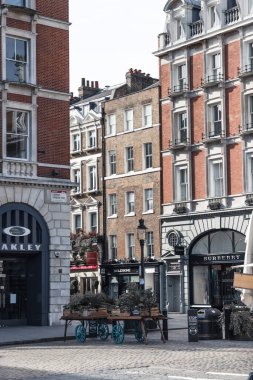 Londra, İngiltere - 23 Şubat 2021: Ulusal tecrit sırasında Londra 'nın boş sokakları. Kapsamlı kısıtlamalar, sosyal mesafeler. 