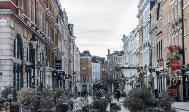 Londra, İngiltere - 23 Şubat 2021: Ulusal tecrit sırasında Londra 'nın boş sokakları. Kapsamlı kısıtlamalar, sosyal mesafeler. 