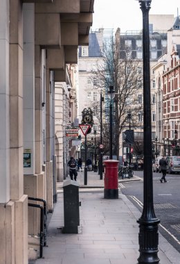 Londra, İngiltere - 23 Şubat 2021: Ulusal tecrit sırasında Londra 'nın boş sokakları. Kapsamlı kısıtlamalar, sosyal mesafeler. 