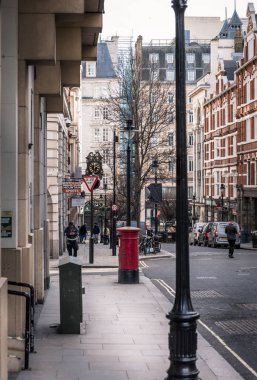 Londra, İngiltere - 23 Şubat 2021: Ulusal tecrit sırasında Londra 'nın boş sokakları. Kapsamlı kısıtlamalar, sosyal mesafeler. 