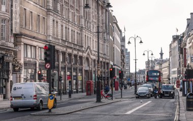Londra, İngiltere - 23 Şubat 2021: Strand, Londra 'nın boş sokakları ulusal tecrit sırasında. Kapsamlı kısıtlamalar, sosyal mesafeler. 