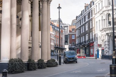 Londra, İngiltere - 23 Şubat 2021: Strand, Londra 'nın boş sokakları ulusal tecrit sırasında. Kapsamlı kısıtlamalar, sosyal mesafeler. 