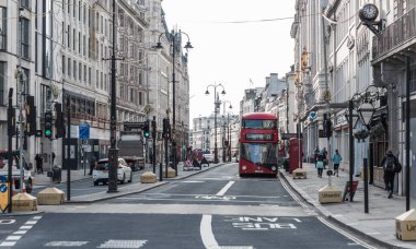 Londra, İngiltere - 23 Şubat 2021: Strand, Londra 'nın boş sokakları ulusal tecrit sırasında. Kapsamlı kısıtlamalar, sosyal mesafeler. 