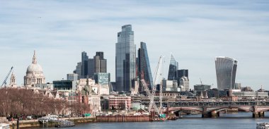 Londra, İngiltere - 23 Şubat 2021: Modern gökdelenleri, St. Pauls katedrali, Londra Köprüsü ve Thames nehri ile Londra şehri manzarası. 