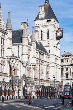 Londra, İngiltere - 23 Şubat 2021: Kraliyet Adalet Divanı. 1870 'lerde inşa edildi ve 1882' de Kraliçe Victoria tarafından açıldı. Avrupa 'nın en büyük mahkemelerinden biri.. 