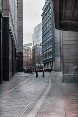 Londra, İngiltere - 23 Şubat 2021: Ulusal tecrit sırasında Londra 'nın boş sokakları. Kapsamlı kısıtlamalar, sosyal mesafeler. 