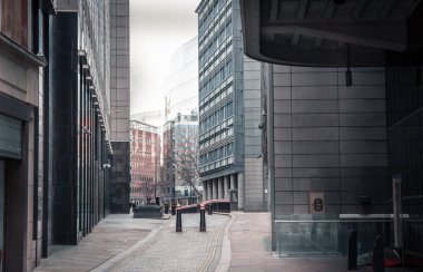 Londra, İngiltere - 23 Şubat 2021: Ulusal tecrit sırasında Londra 'nın boş sokakları. Kapsamlı kısıtlamalar, sosyal mesafeler. 