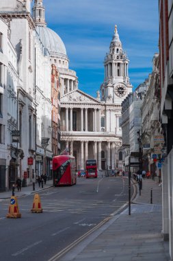 Londra, İngiltere - 23 Şubat 2021: Ulusal tecrit sırasında Londra 'nın boş sokakları. Kapsamlı kısıtlamalar, sosyal mesafeler. 
