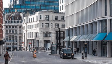 Londra, İngiltere - 23 Şubat 2021: Ulusal tecrit sırasında Londra 'nın boş sokakları. Kapsamlı kısıtlamalar, sosyal mesafeler. 