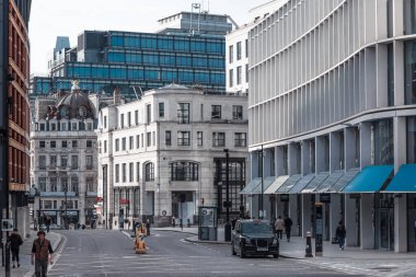 Londra, İngiltere - 23 Şubat 2021: Ulusal tecrit sırasında Londra 'nın boş sokakları. Kapsamlı kısıtlamalar, sosyal mesafeler. 