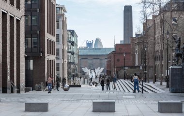Londra, İngiltere - 23 Şubat 2021: Millennium Bridge ve Tate Modern. Ulusal tecrit sırasında Londra 'nın boş sokakları. Kapsamlı kısıtlamalar, sosyal mesafeler. 