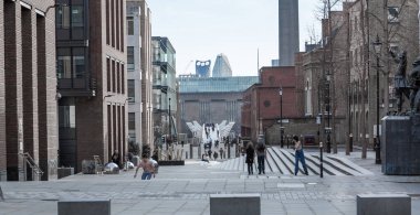 Londra, İngiltere - 23 Şubat 2021: Millennium Bridge ve Tate Modern. Ulusal tecrit sırasında Londra 'nın boş sokakları. Kapsamlı kısıtlamalar, sosyal mesafeler. 