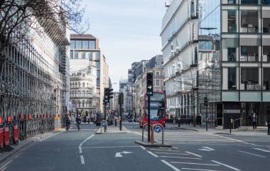 Londra, İngiltere - 23 Şubat 2021: Ulusal tecrit sırasında Londra 'nın boş sokakları. Kapsamlı kısıtlamalar, sosyal mesafeler. 