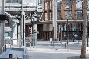 Londra, İngiltere - 23 Şubat 2021: Ulusal tecrit sırasında Londra 'nın boş sokakları. Kapsamlı kısıtlamalar, sosyal mesafeler. 