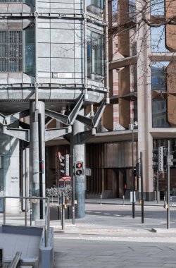 Londra, İngiltere - 23 Şubat 2021: Ulusal tecrit sırasında Londra 'nın boş sokakları. Kapsamlı kısıtlamalar, sosyal mesafeler. 