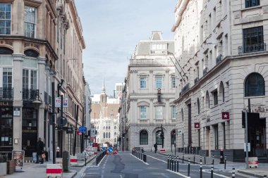 Londra, İngiltere - 23 Şubat 2021: Ulusal tecrit sırasında Londra 'nın boş sokakları. Kapsamlı kısıtlamalar, sosyal mesafeler. 