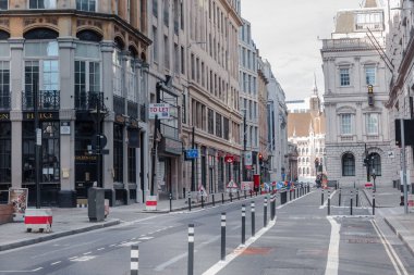 Londra, İngiltere - 23 Şubat 2021: Ulusal tecrit sırasında Londra 'nın boş sokakları. Kapsamlı kısıtlamalar, sosyal mesafeler. 