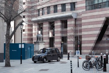 Londra, İngiltere - 23 Şubat 2021: Ulusal tecrit sırasında Londra 'nın boş sokakları. Kapsamlı kısıtlamalar, sosyal mesafeler. 