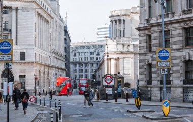 Londra, İngiltere - 23 Şubat 2021: Ulusal tecrit sırasında Londra 'nın boş sokakları. Kapsamlı kısıtlamalar, sosyal mesafeler. 