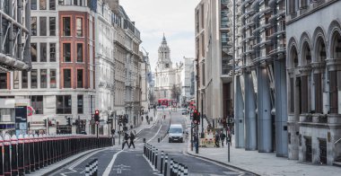 Londra, İngiltere - 23 Şubat 2021: St. Pauls manzaralı Cannon Caddesi tren istasyonu ve yolu. Ulusal tecrit sırasında Londra 'nın boş sokakları. Kapsamlı kısıtlamalar, sosyal mesafeler. 