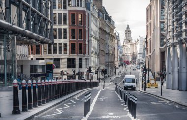 Londra, İngiltere - 23 Şubat 2021: St. Pauls manzaralı Cannon Caddesi tren istasyonu ve yolu. Ulusal tecrit sırasında Londra 'nın boş sokakları. Kapsamlı kısıtlamalar, sosyal mesafeler. 