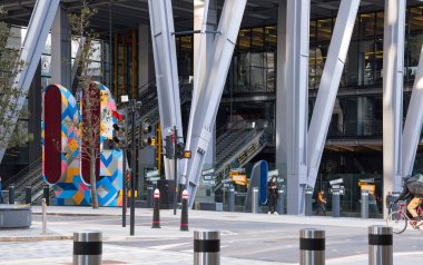 Londra, İngiltere - 23 Şubat 2021: Ulusal tecrit sırasında Londra 'nın boş sokakları. Kapsamlı kısıtlamalar, sosyal mesafeler. 