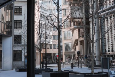 Londra, İngiltere - 23 Şubat 2021: Ulusal tecrit sırasında Londra 'nın boş sokakları. Kapsamlı kısıtlamalar, sosyal mesafeler. 