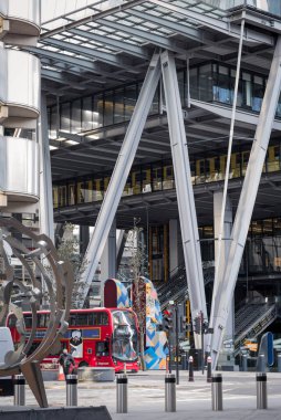 Londra, İngiltere - 23 Şubat 2021: Londra 'nın boş caddelerdeki kırmızı otobüsü ulusal tecrit sırasında. Kapsamlı kısıtlamalar, sosyal mesafeler. 