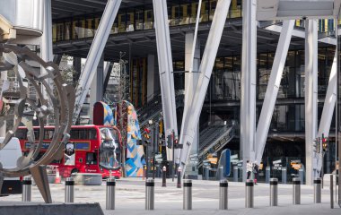 Londra, İngiltere - 23 Şubat 2021: Londra 'nın boş caddelerdeki kırmızı otobüsü ulusal tecrit sırasında. Kapsamlı kısıtlamalar, sosyal mesafeler. 